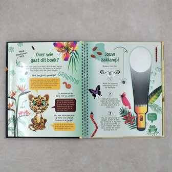 Kinderboek &#039;Speuren in de Jungle&#039; met kartonnen zaklamp en kleurrijke illustraties van jungle dieren.