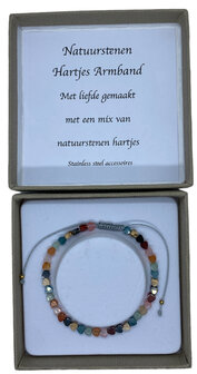 Armband met natuurstenen hartjes