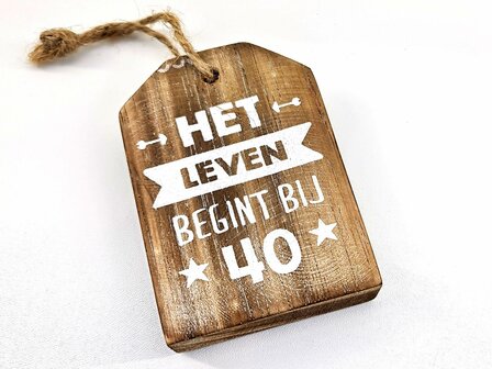 Houten hanger het leven begint bij 40