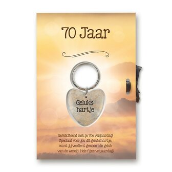 Sleutelhanger in de vorm van een stenen hartje met de tekst &#039;Gelukshartje&#039; op de voorkant.