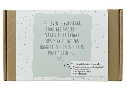 Kaartje met de tekst: &quot;Het leven is kwetsbaar broos als porselein&hellip;&quot; in houten houder.