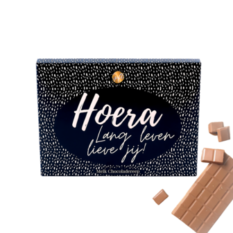 Chocolade reep met de tekst: &#039;Hoera, lang leve lieve jij!&#039; perfect voor feestelijke gelegenheden