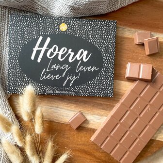 Feestelijke cadeauverpakking van de chocolade reep, ideaal als verrassing voor verjaardagen