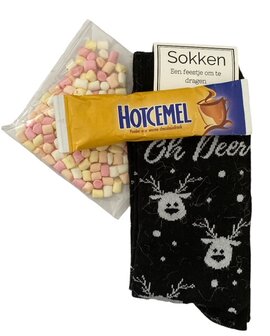 Gevulde jute zak kerst met sokken, chocolademelk en marshmallows