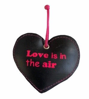 Hart van rubber met de opdruk &quot;Love is in the air&quot;, perfect voor decoratie.