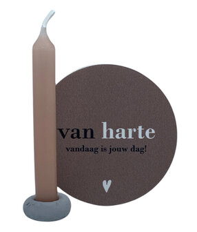 Mini Cadeautje Van Harte - Onderzetter: Ronde onderzetter met de tekst &quot;Van harte, vandaag is jouw dag!&quot; in donke