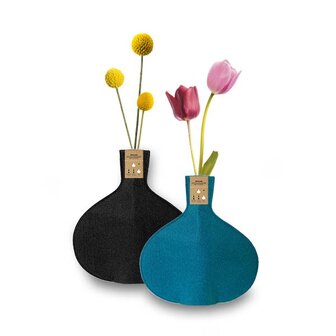 Bottle vase van vilt in petrol blauw op tafel