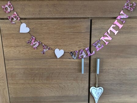 De Valentijnsdecoratie opgehangen met zuignapjes