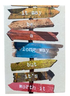 Inspirerende magneet met de tekst &quot;It may be a long way, but it&rsquo;s worth it&quot;