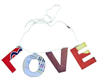 Duurzame Love slinger van gerecycled zeildoek &ndash; perfecte decoratie