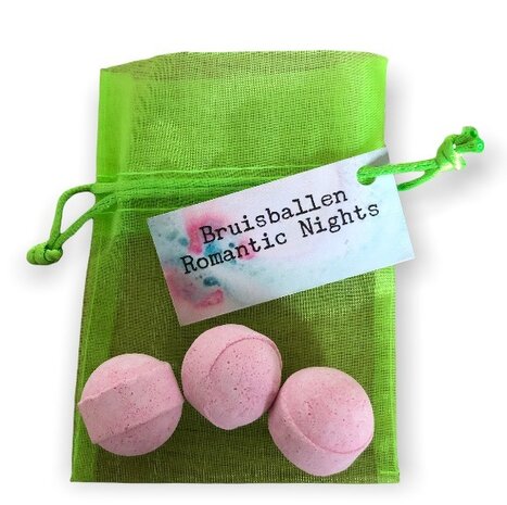 Dichtbij opname van de 3 bruisballen met het kaartje Romantic Nights.